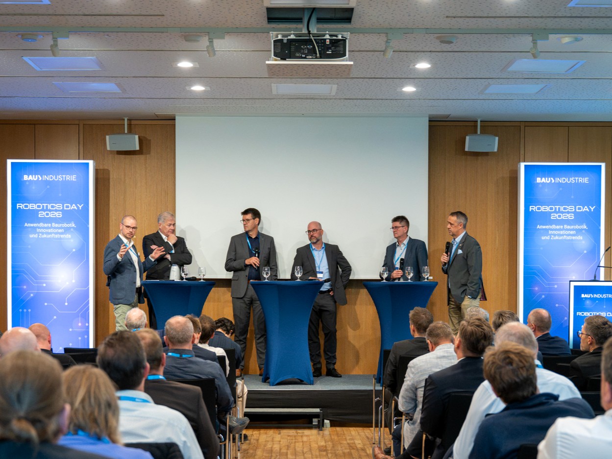 Paneldiskussion „Robotik zwischen Forschung, Markt und Baustelle“ beim Robotics Day 2026 mit Vertretern aus Bauwirtschaft, Infrastruktur, Forschung und Technologie, darunter Tim-Oliver Müller, Tim Lorenz (VINCI Construction), Prof. Dr. Frank Will (TU Dresden), Dr. Daniel Forsmann (Deutsche Bahn), Andreas Irngartinger (DEGES) und Wulf von Borzyskowski (All3) | HDB//Strehlau